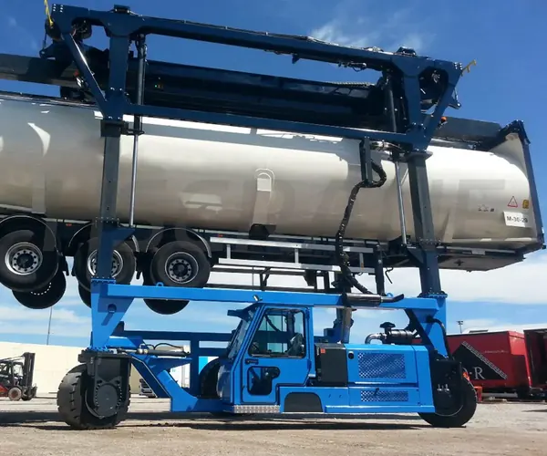 80 t straddle carrier in a yard
